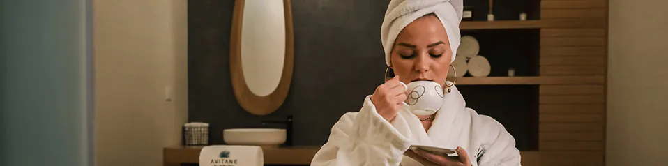 Frau trinkt Tee im Spa