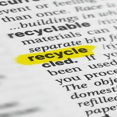 Ein aufgeschlagenes W&ouml;rterbuch mit dem Wort Recycling