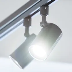 zwei schwarze Schienenstrahler